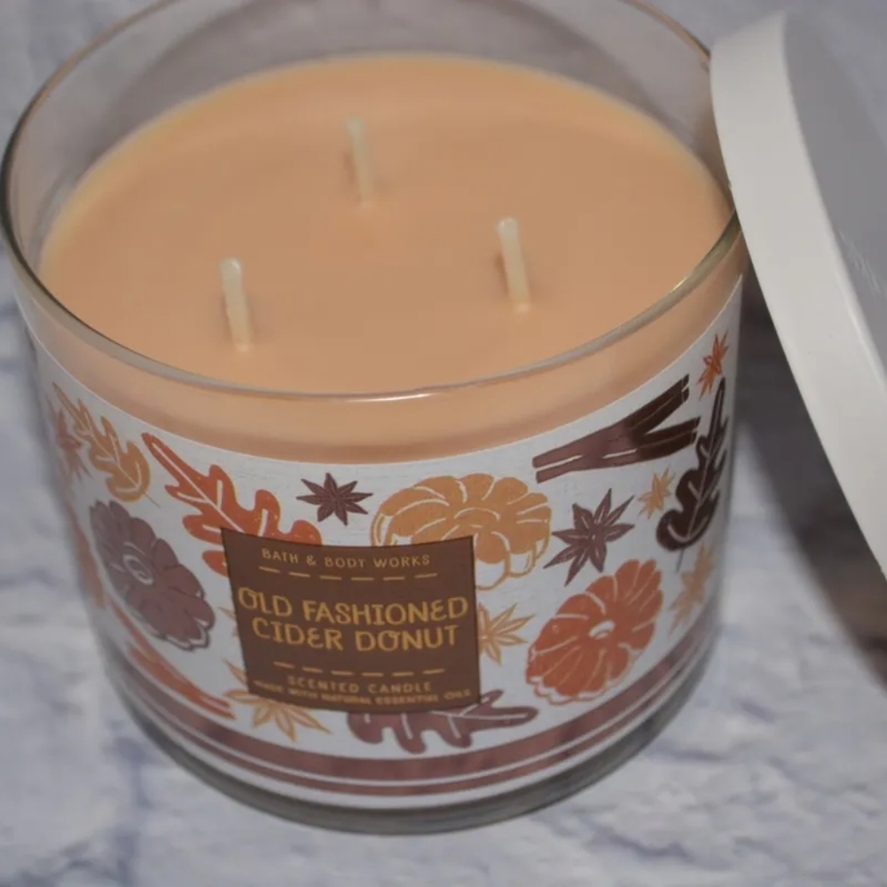 Bath & Body Works Old Fashioned Cider Donut 3-Wick Candle - Picture 2 of 3